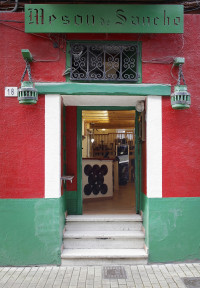 Fachada puerta abierta